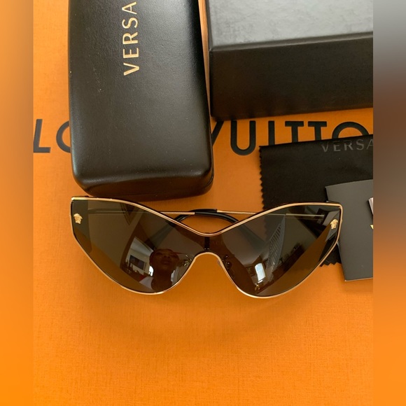 Gorgeous Versace Medusa Sunglasses - Picture 2 of 12